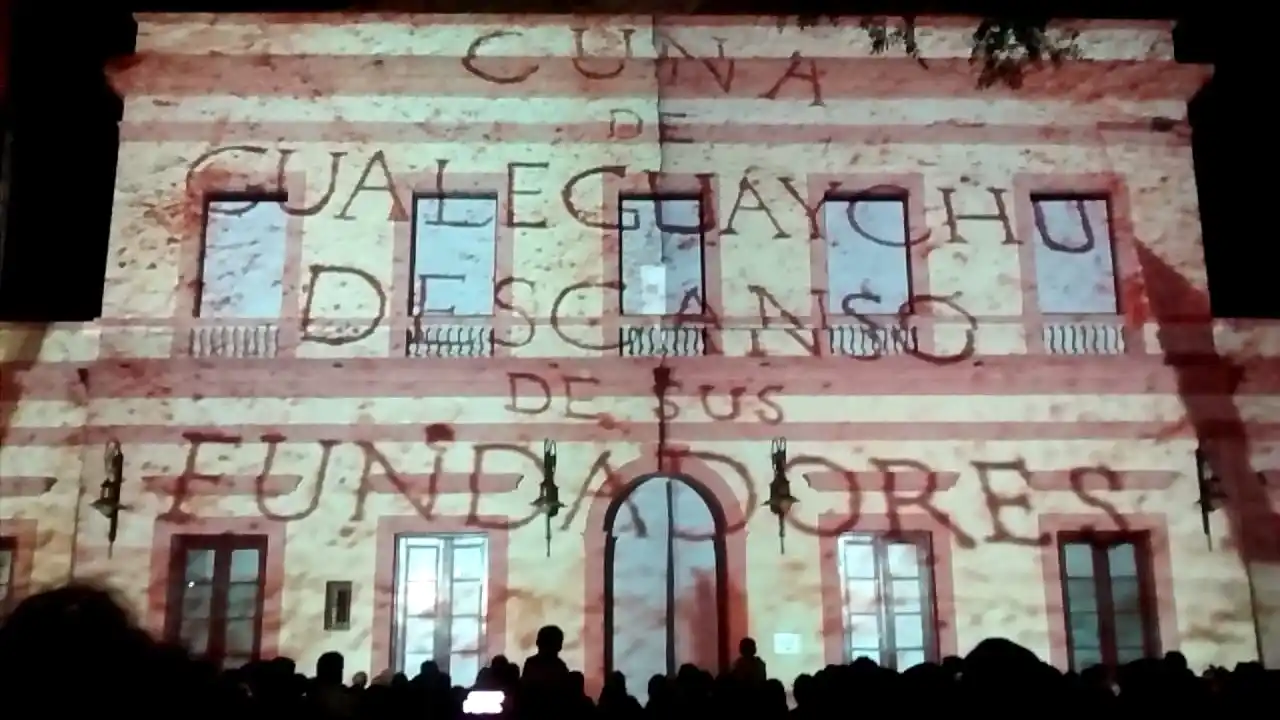 Mapping y actuaciones: Así fue la inauguración del Museo de la Memoria Popular