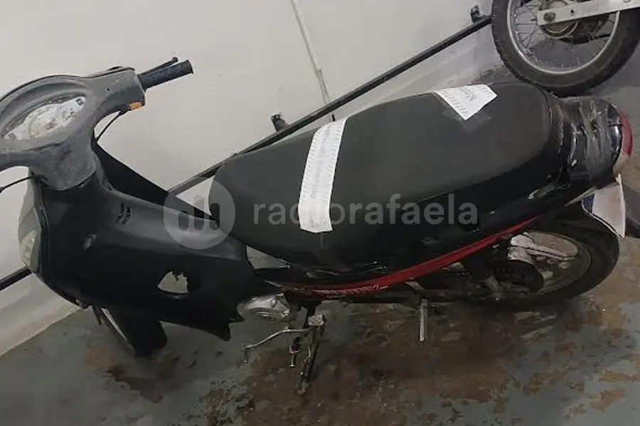 En las recorridas habituales, el seguridad de una empresa se topó con una moto abandonada