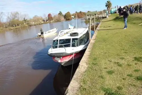 Villa Paranacito: Lancheros cortan la Ruta 12 