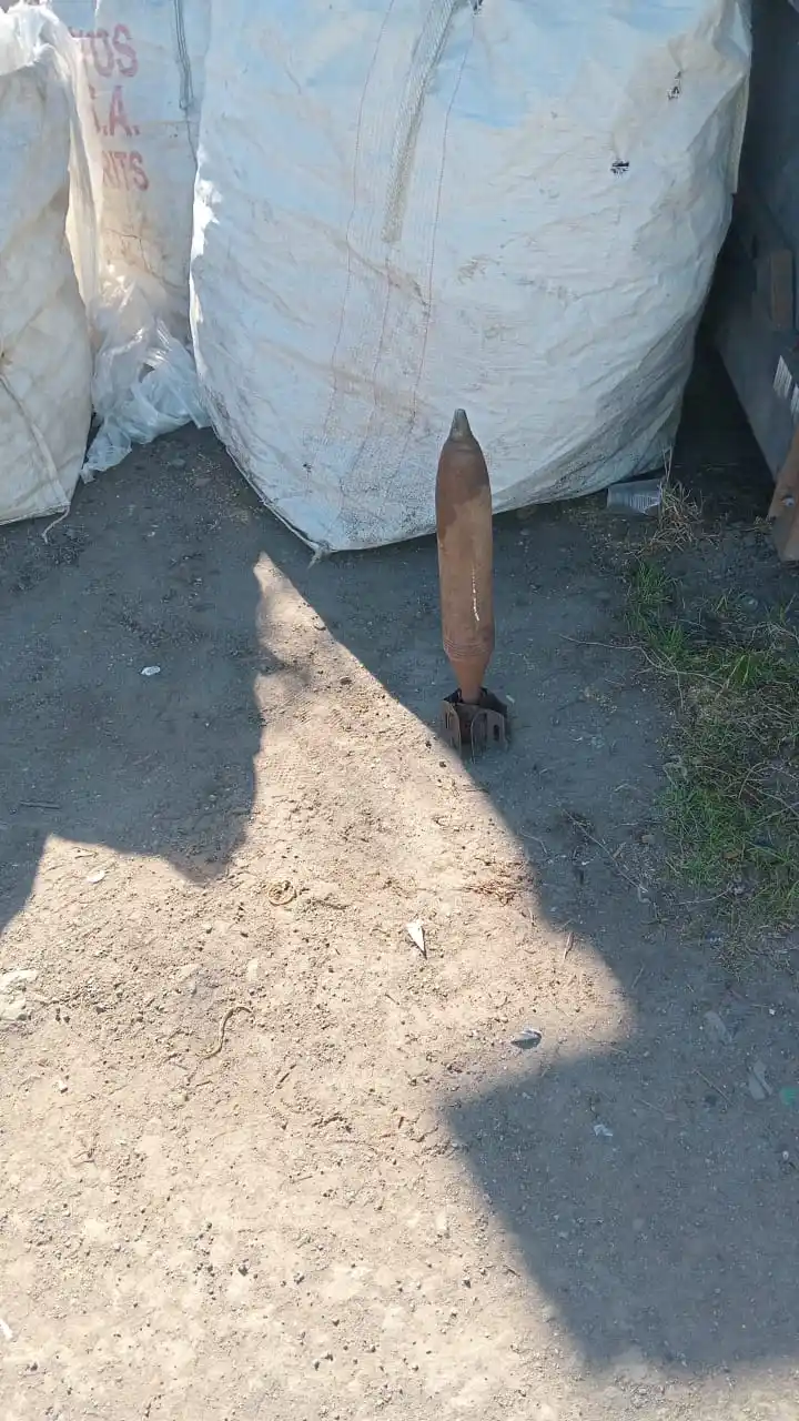 El proyectil hallado por los recicladores en el establecimiento de calle Laprida 478.