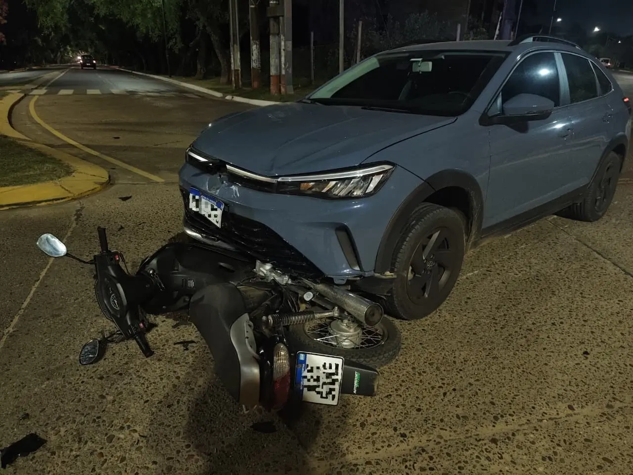 Un motociclista fue hospitalizado tras chocar contra un automóvil