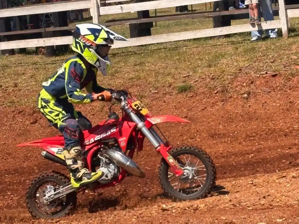 Gran desempeño Valentino Bogue en una fecha única de motocross en Misiones