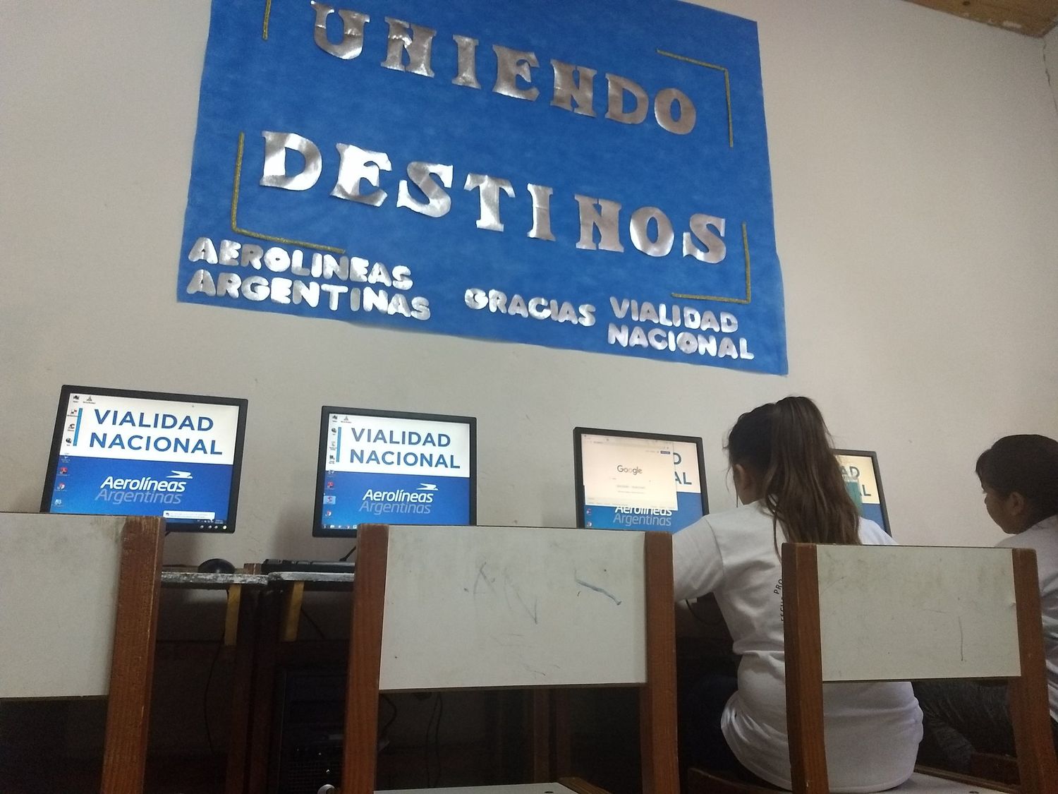 3000 alumnos beneficiados con equipos electrónicos donados por Aerolíneas Argentinas y Vialidad Nacional