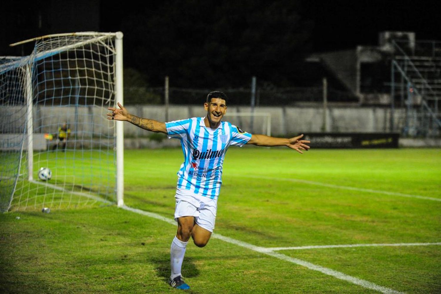 Larrea durante su último paso por Juventud, donde gritó cinco goles (Mauricio Ríos).