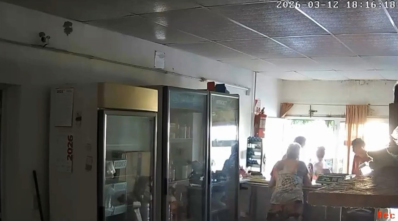 Arrebato en un kiosco: una joven tomó dinero del mostrador y escapó corriendo
