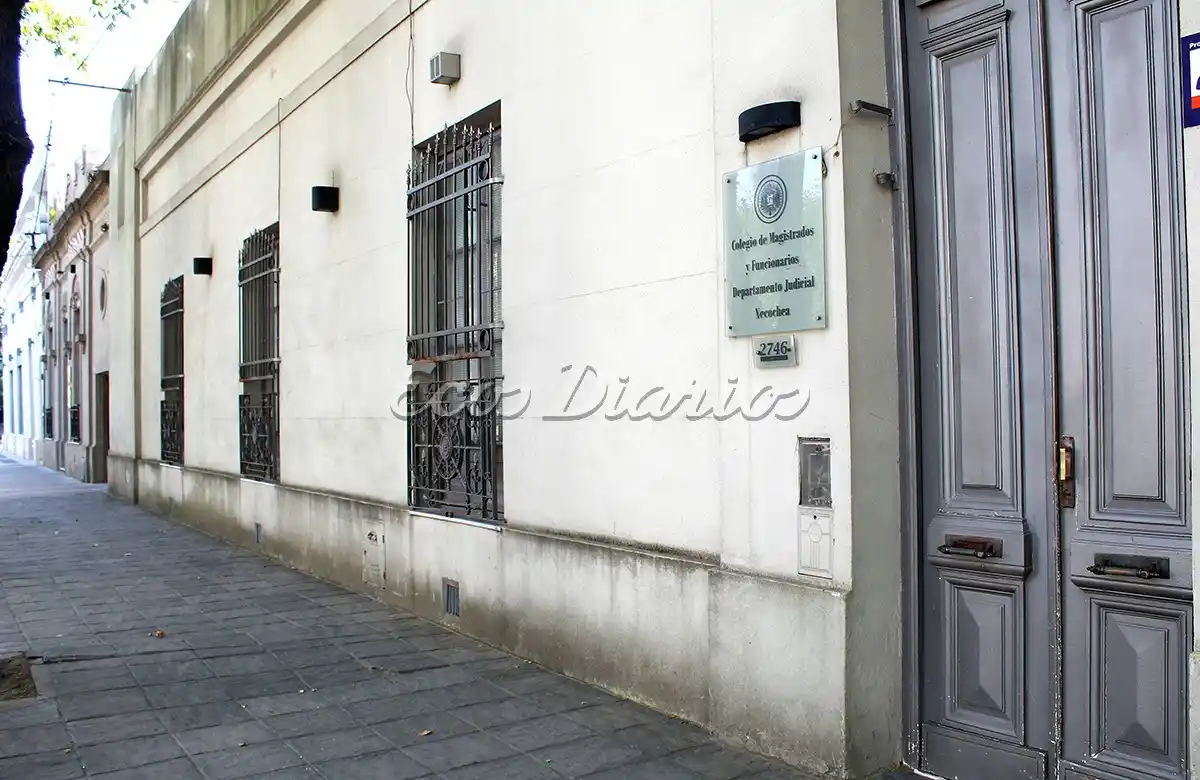 Inauguran un banco rojo en el Colegio de Magistrados