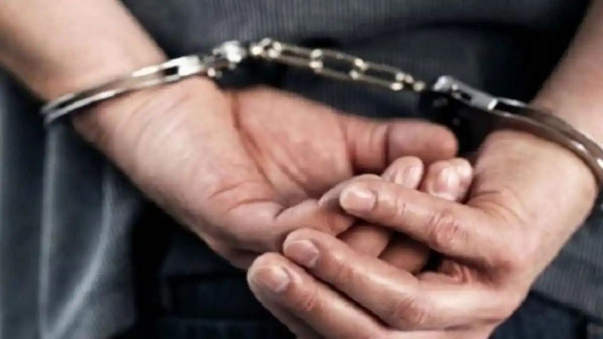 Abusó sexualmente de su hijastra por ocho años, ahora está tras las rejas