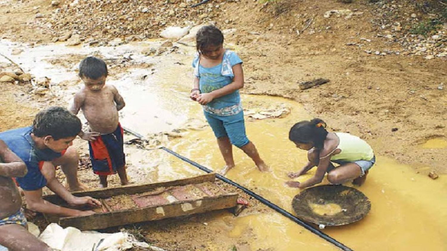 ¡ESCLAVITUD DEL SIGLO XXI! Obligan a niños y mujeres indígenas a realizar trabajos forzados en el Arco Minero