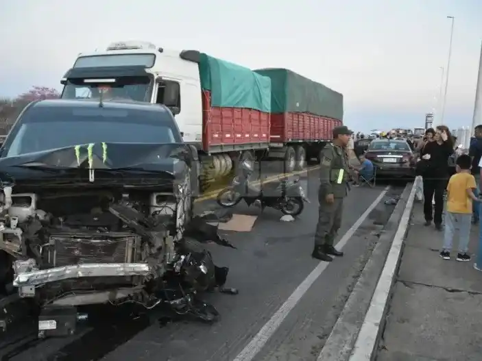 El choque sobre el puente se cobró la vida de un hombre de 57 años.