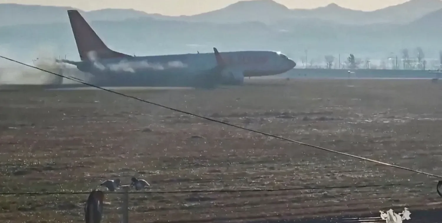 El avión largaba humo previo al impacto. Captura de video
