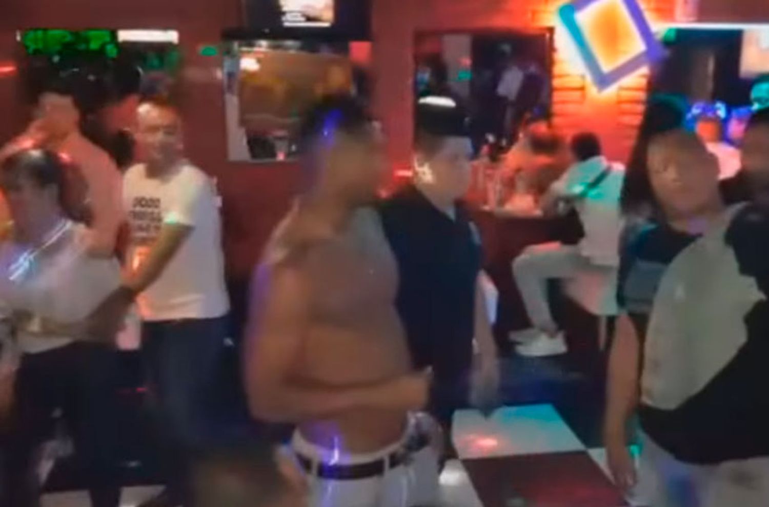 Escracharon a un jugador de Emelec, rival de River, borracho en un boliche