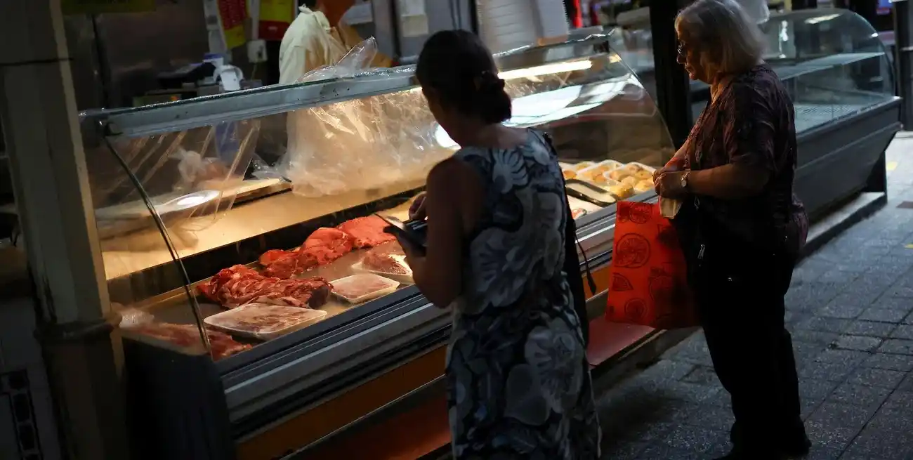 La carne vacuna lidera los aumentos de precios en alimentos en lo que va del año, con subas interanuales superiores al 60%. Foto: Archivo / REUTERS / Agustin Marcarian.