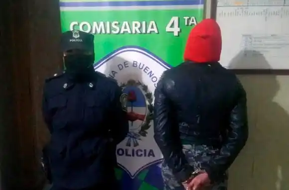 Una mujer con antecedentes mordió a un efectivo policial cuando la quiso capturar