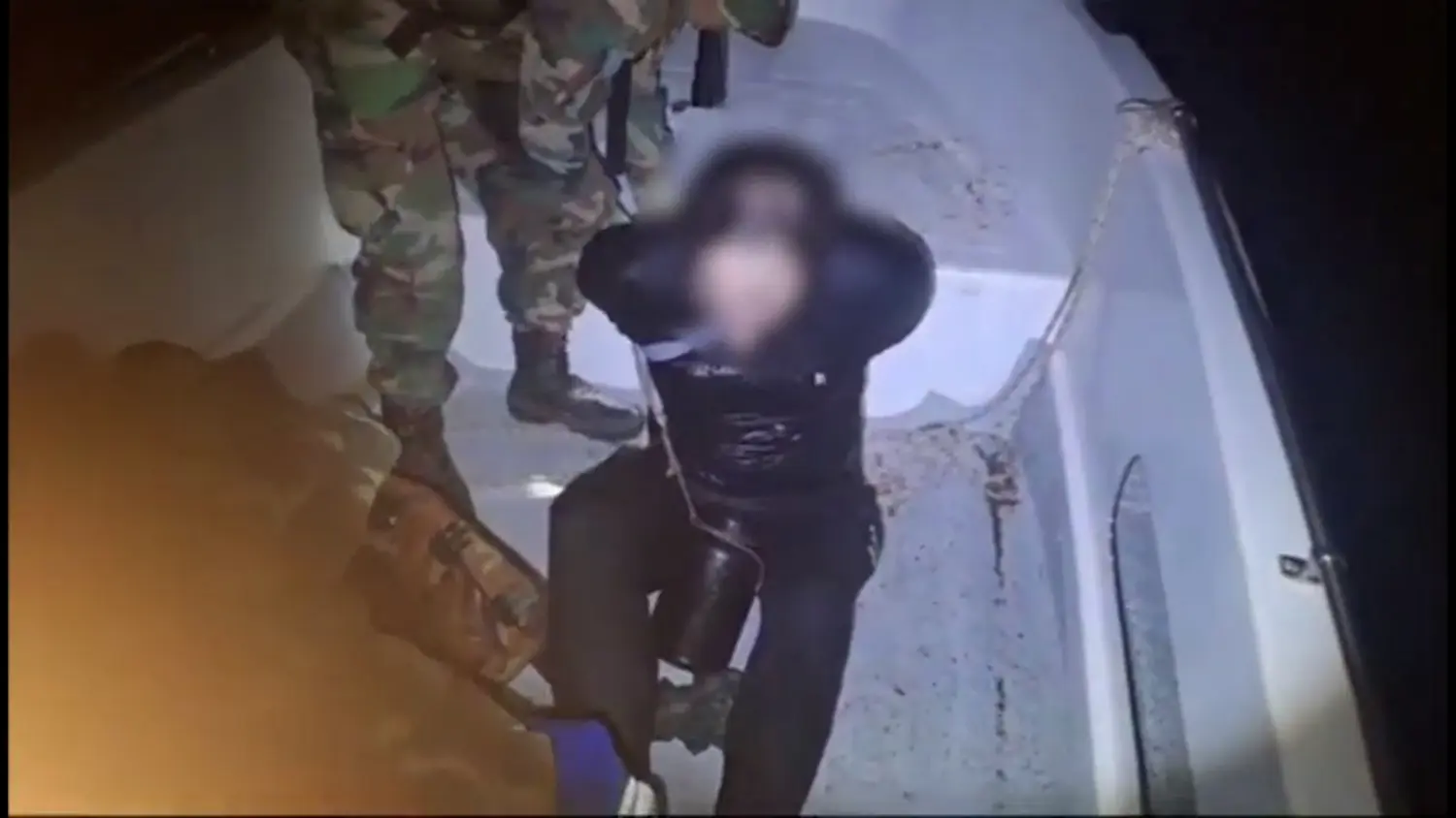 Se camufló como un camalote para contrabandear cigarrillos y lo detuvieron
