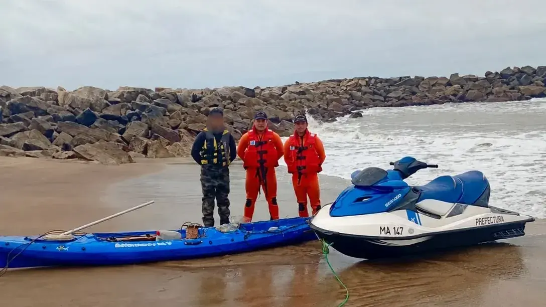 Miramar: Prefectura rescató a un kayakista de 33 años que quedó varado a 300 metros de la costa al romperse su remo