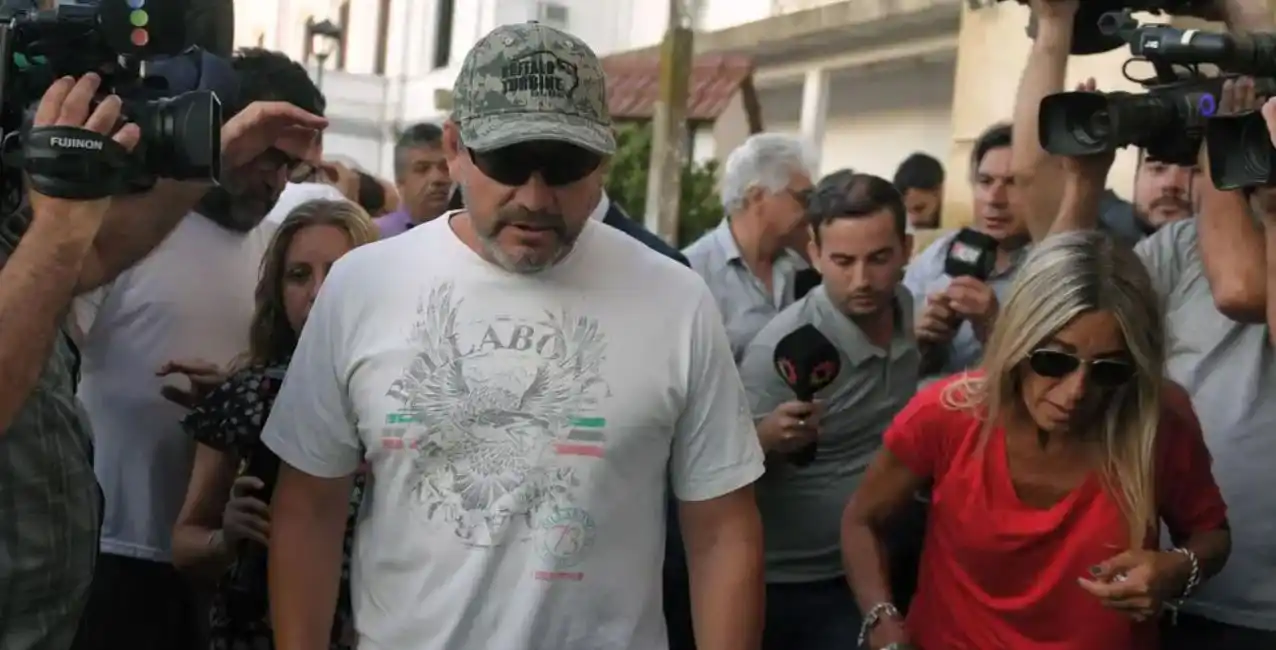 “Llora, Thomsen, llora”: los gritos para los padres de los rugbiers a la salida del penal