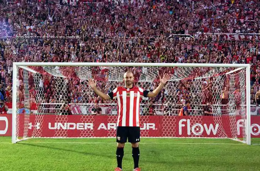 Mascherano fue presentado en Estudiantes y fue recibido por una multitud
