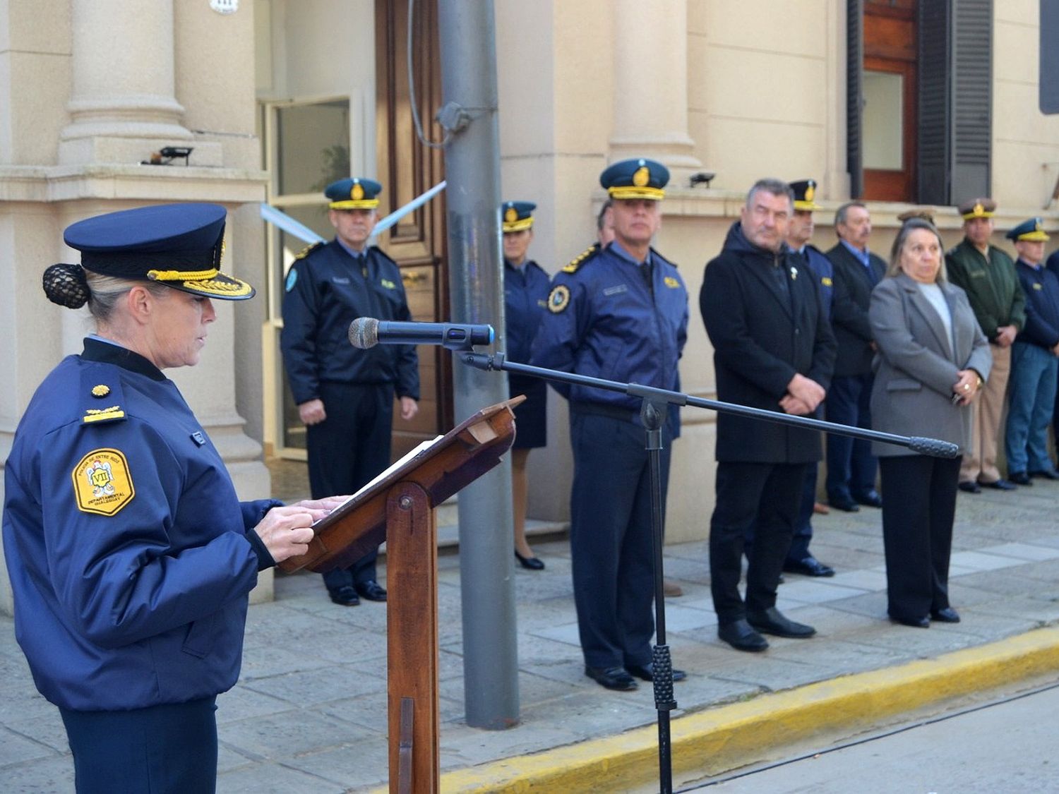 El jueves 26 de junio, frente a la Jefatura Departamental de Policía, se realizó un acto cargado de emoción y significado institucional: la inauguración del flamante edificio de la Comisaría de Minoridad y Violencia Familiar, en Primero de Mayo 111, un espacio clave en la atención y protección de víctimas, y el reconocimiento a nueve funcionarios policiales que culminaron más de tres décadas de servicio.