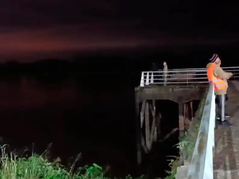 Buscan a un hombre que se arrojó al río en Paraná: "Estaba llorando, parecía en shock"