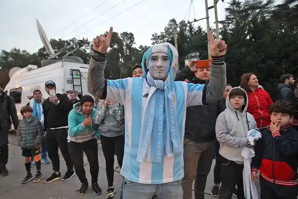 Cientos de hinchas esperan en Ezeiza para despedir a la Selección
