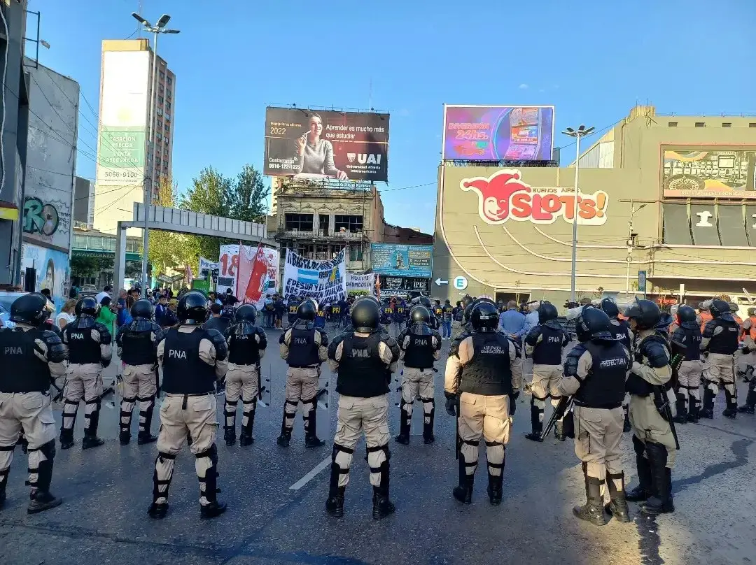 Corte total en Puente Pueyrredón por protesta de ex trabajadores de Garbarino y grupos de Izquierda