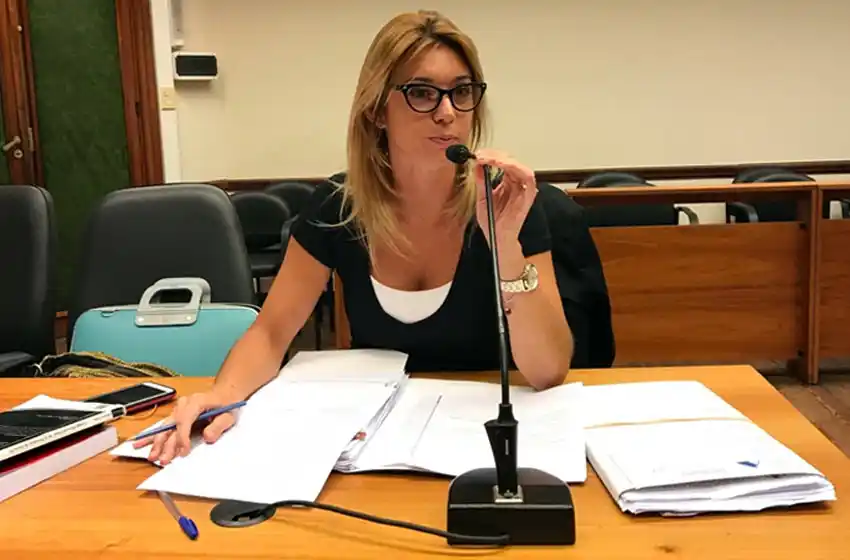 Una fiscal que investigó a jefes policiales provinciales fue desplazada de su cargo y apuntó a Pullaro
