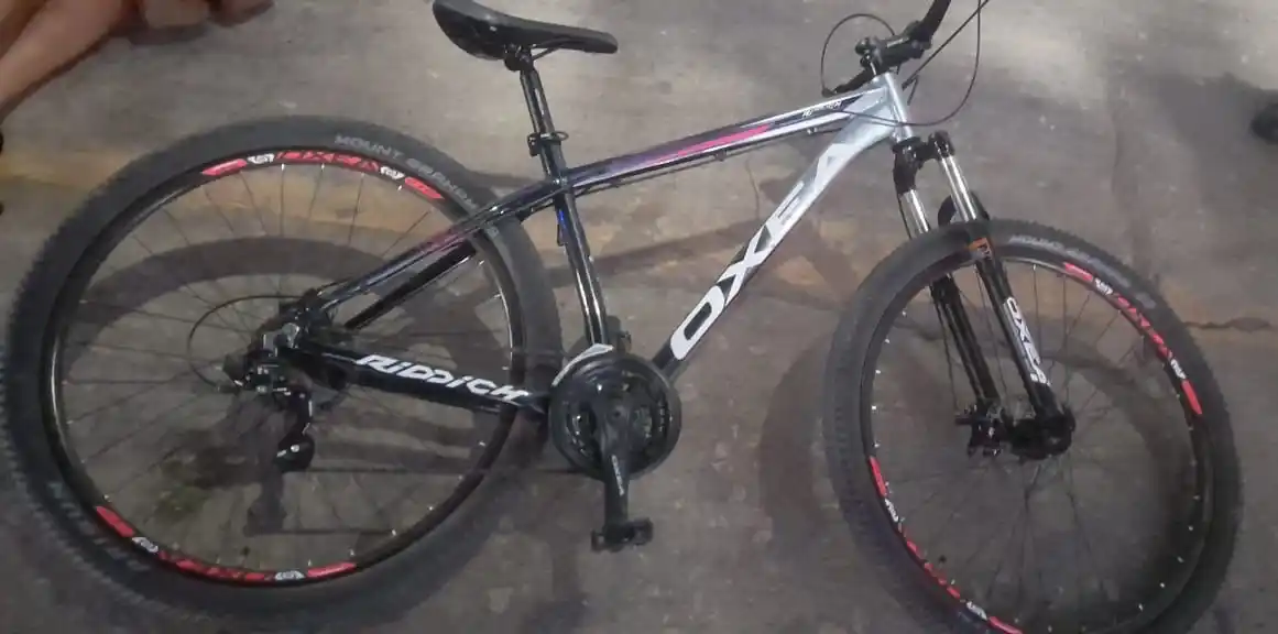 Una ciclista sufrió una fractura tras chocar con un auto en barrio Roca