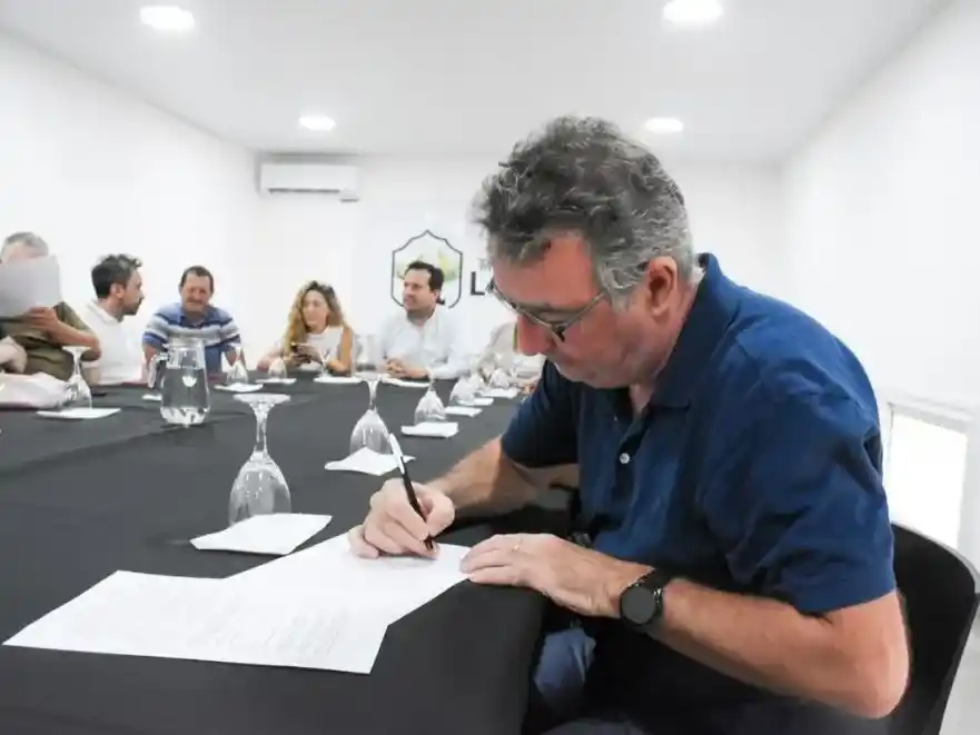 Larroque puso en marcha el programa Impulso Local con la entrega de microcréditos