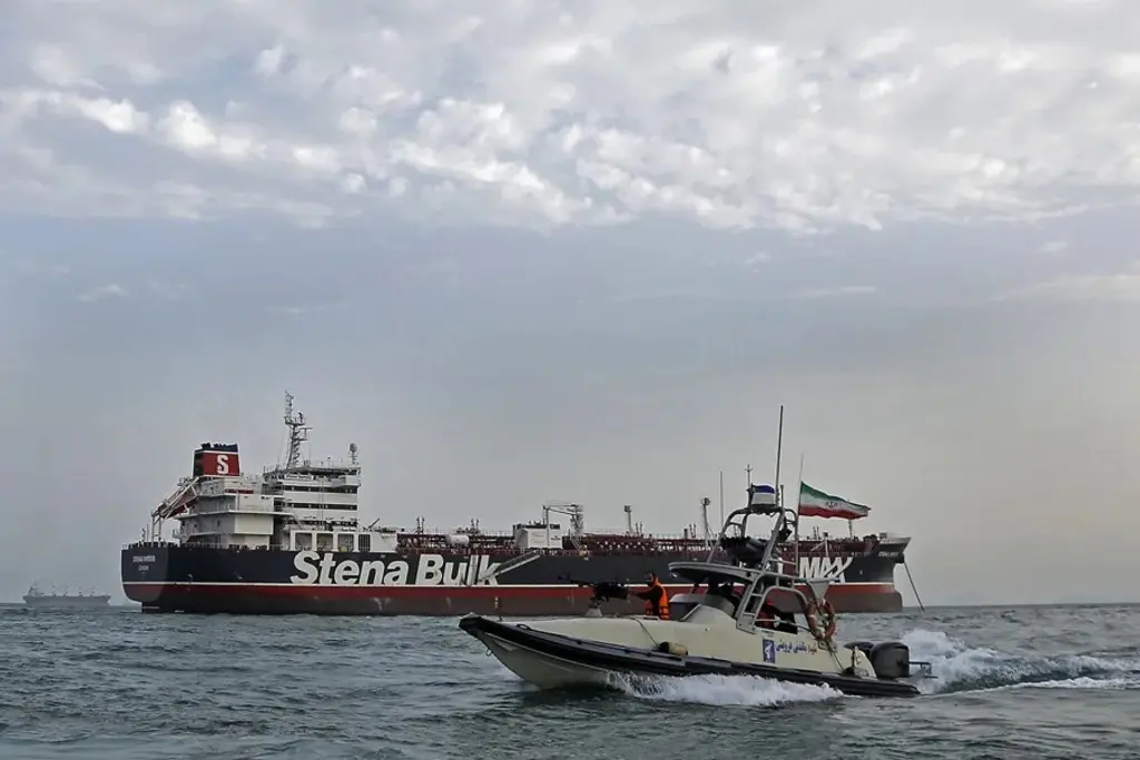 la Guardia Revolucionaria Iraní navega alrededor de un petrolero frente a las costas de Bandar Abbas. EFE