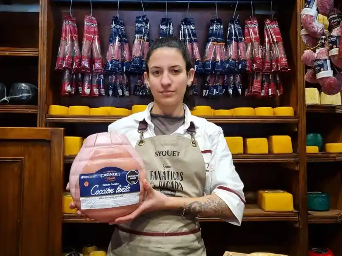 Con un estilo italiano, Syquet presentó su sándwich tandilero