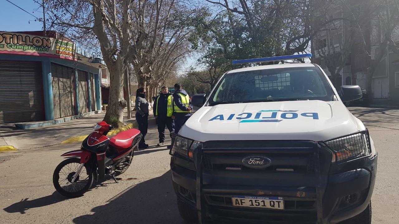 Chocaron una moto y un auto en Ituzaingó y Boulevard Moreno