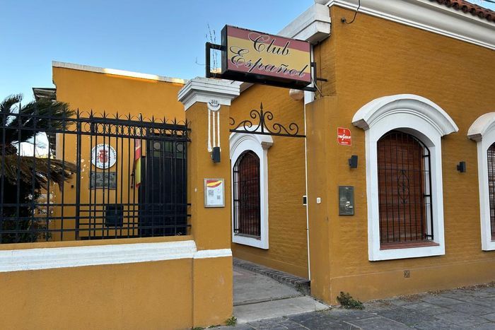 El Club Español de Tres Arroyos tiene ubicada su sede en calle Hipólito Yrigoyen 468