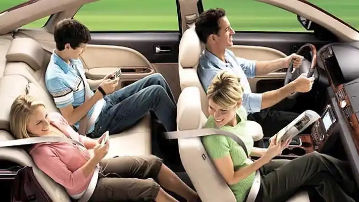 Falta de costumbre. Una imagen que no suele verse en la ciudad es que todos los ocupantes tengan puesto el cinturón de seguridad.