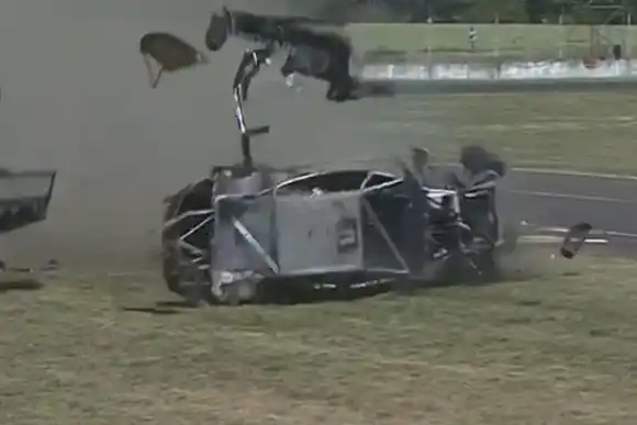 Impactante video | Un piloto de 19 años protagonizó un fuertísimo accidente en su debut en el Top Race