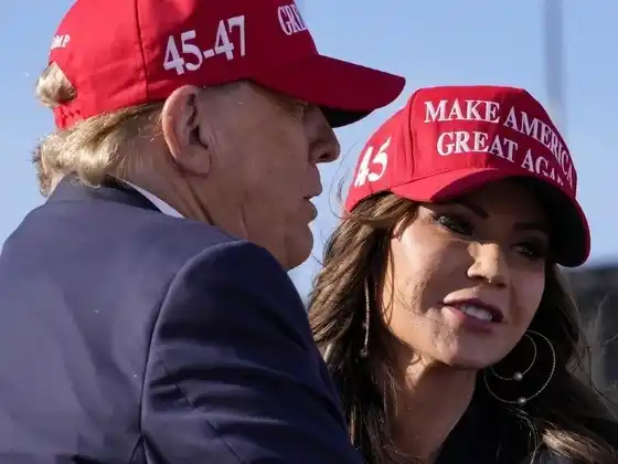 Donald Trump y la secretaria Kristi Noem.