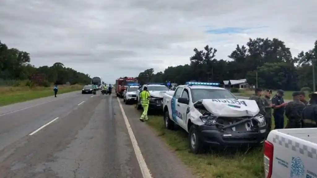 Insólito choque en cadena de patrulleros en la ruta 2