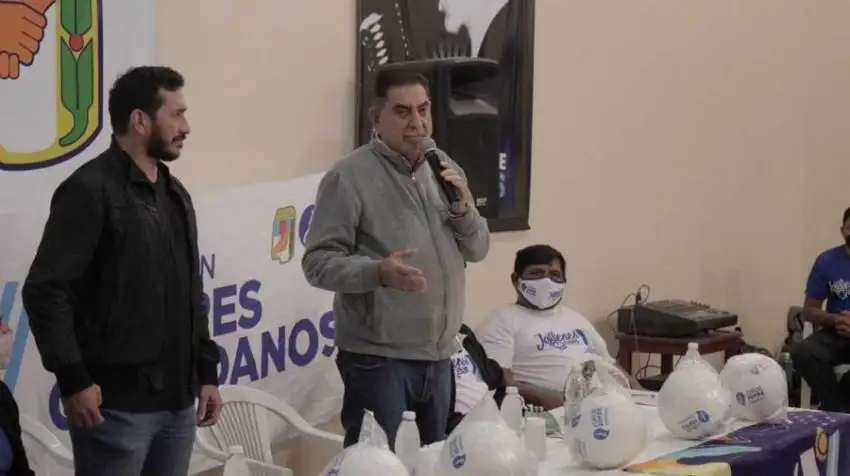 Jofré entregó elementos deportivos a clubes de barrio