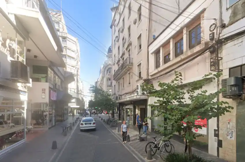 Derrumbe en pleno centro de Rosario: cayó mampostería de un antiguo balcón