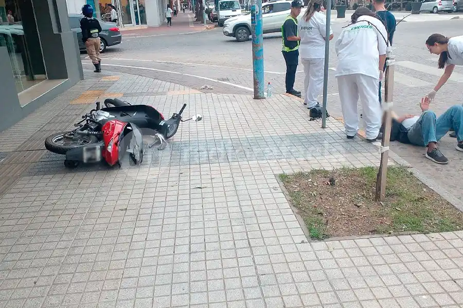 Fuerte accidente en pleno centro terminó con un hombre en el hospital