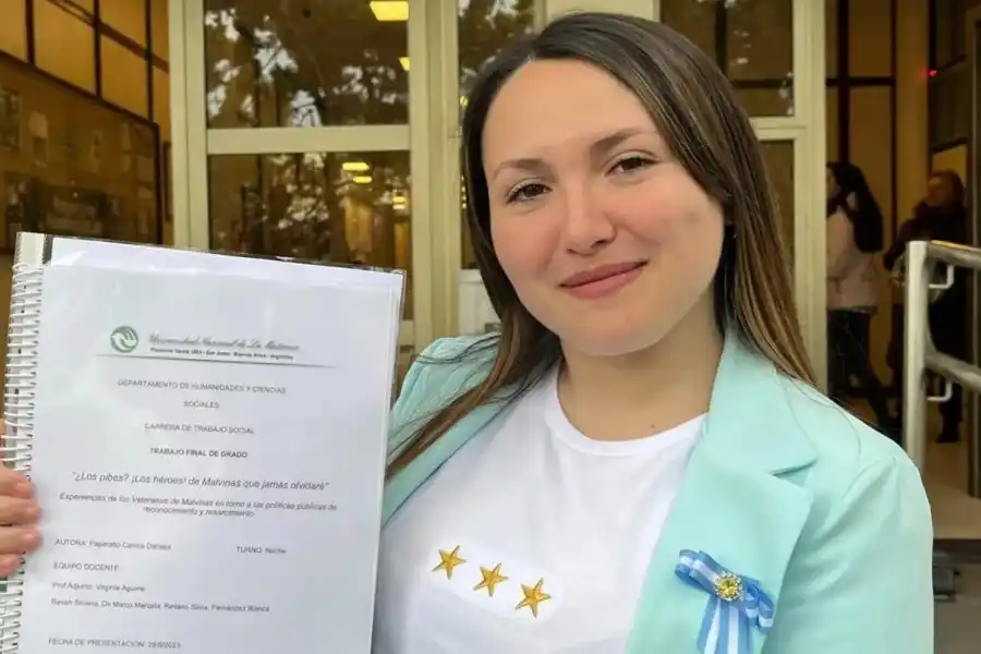 Lloró sobre sus apuntes y pidió por Malvinas: la historia de la estudiante que se recibió de celeste y blanco