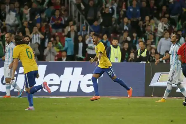 Con dos goles de Tardelli, Brasil se quedó con el clásico ante Argentina
