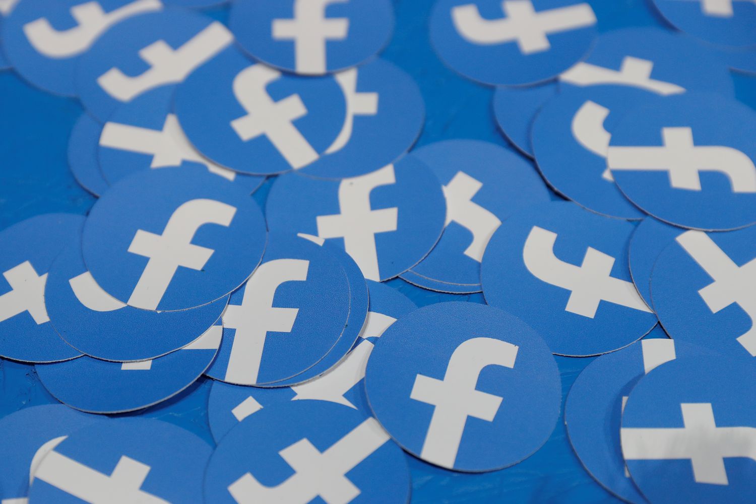Cofundador de Facebook dice que es el momento de dividir la compañía