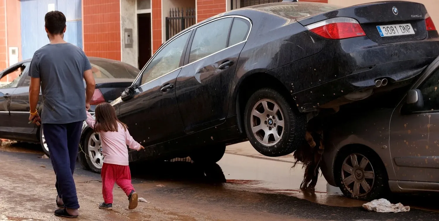 Autos dañados, una de las postales más impactantes de la DANA. Crédito: Reuters.