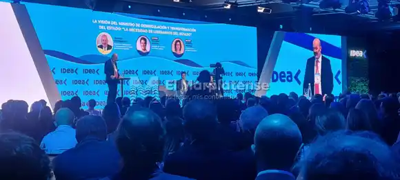 Sturzenegger hacia los empresarios: "No nos pidan que bajemos impuestos, sino los gastos"