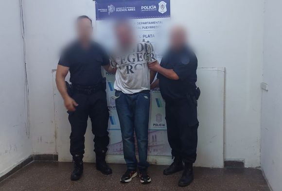 Violentó la puerta de una camioneta en pleno centro, robó dinero, pero fue atrapado cuando escapaba