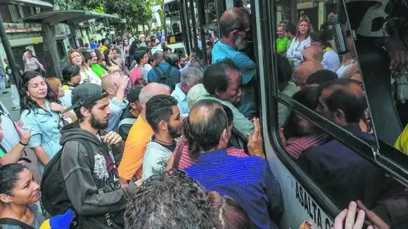 Paralización del transporte impone toque de queda en todo el país: 70% no funcionan