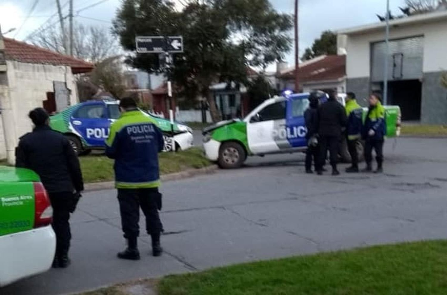 Dos patrulleros chocaron en una persecución: un hombre sigue prófugo