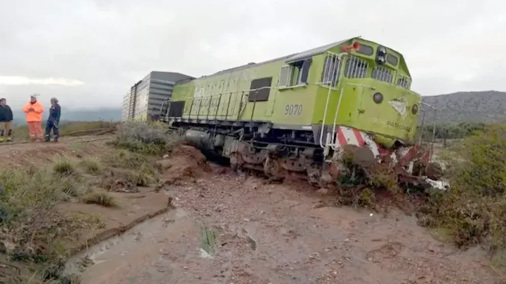 Las precipitaciones erosionaron el terraplén ferroviario y dejaron la locomotora principal parcialmente suspendida en el tramo entre Sierra Colorada y Los Menucos