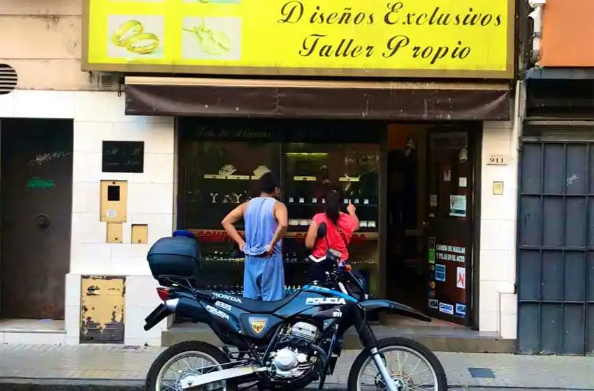 A plena luz del día y en pleno centro de la ciudad asaltaron joyería