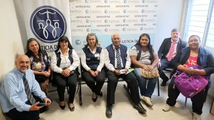 Facilitadores judiciales de Formosa posan juntos tras ser reconocidos en el Congreso Internacional de Mediación por su destacada labor comunitaria en el Poder Judicial de la provincia, promoviendo el acceso a la justicia y la resolución de conflictos.